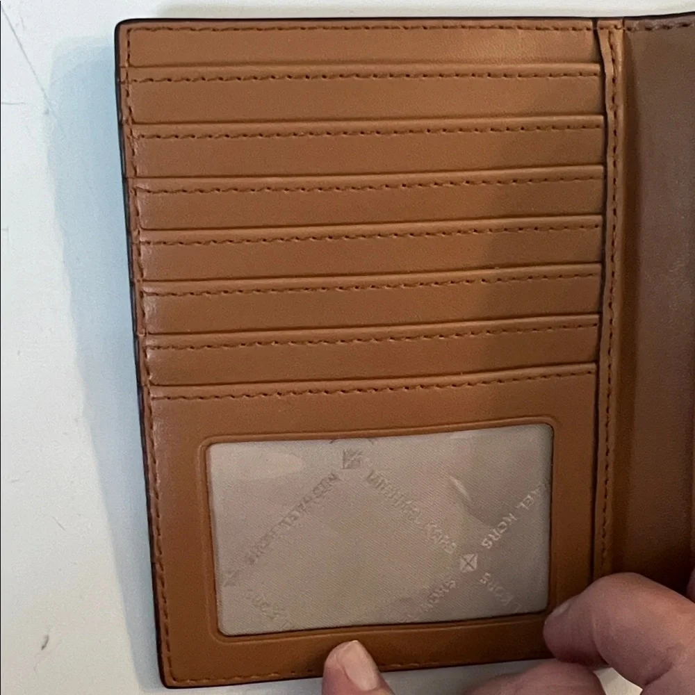 MICHAEL KORS NWOT BROWN CARD & PASSPORT CASE - Picture 6 of 9